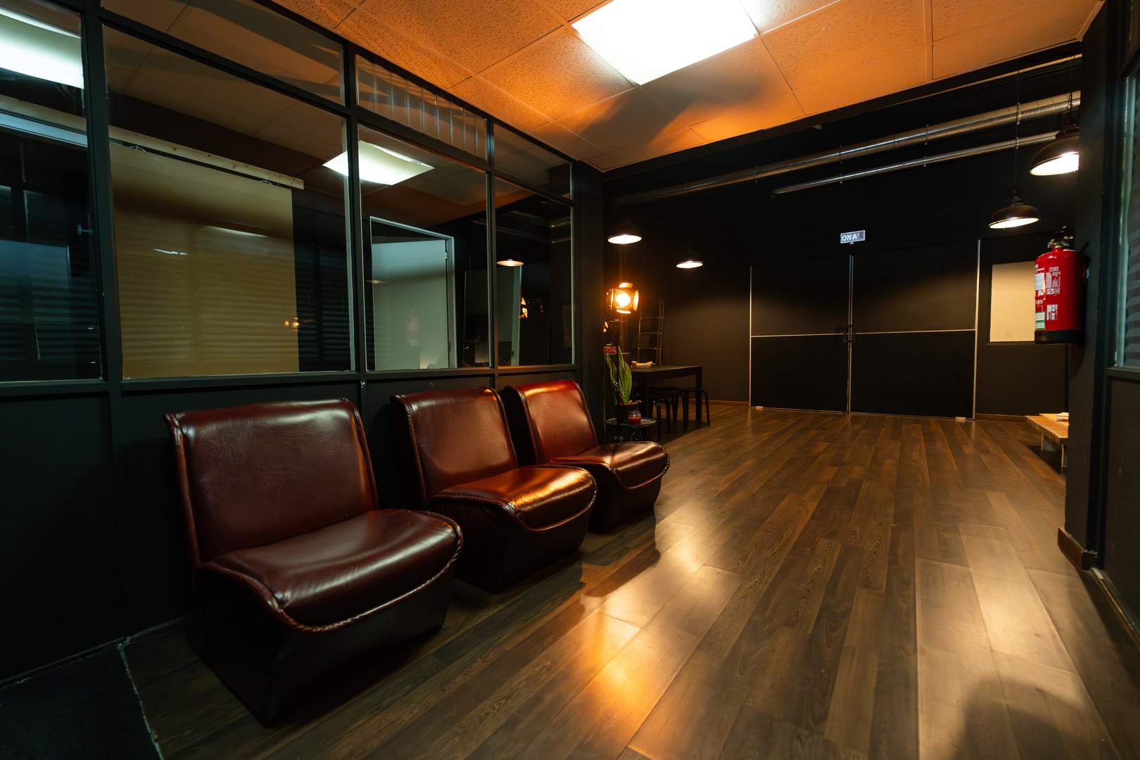 Alquila por horas Estudio audiovisual negro en Poblenou