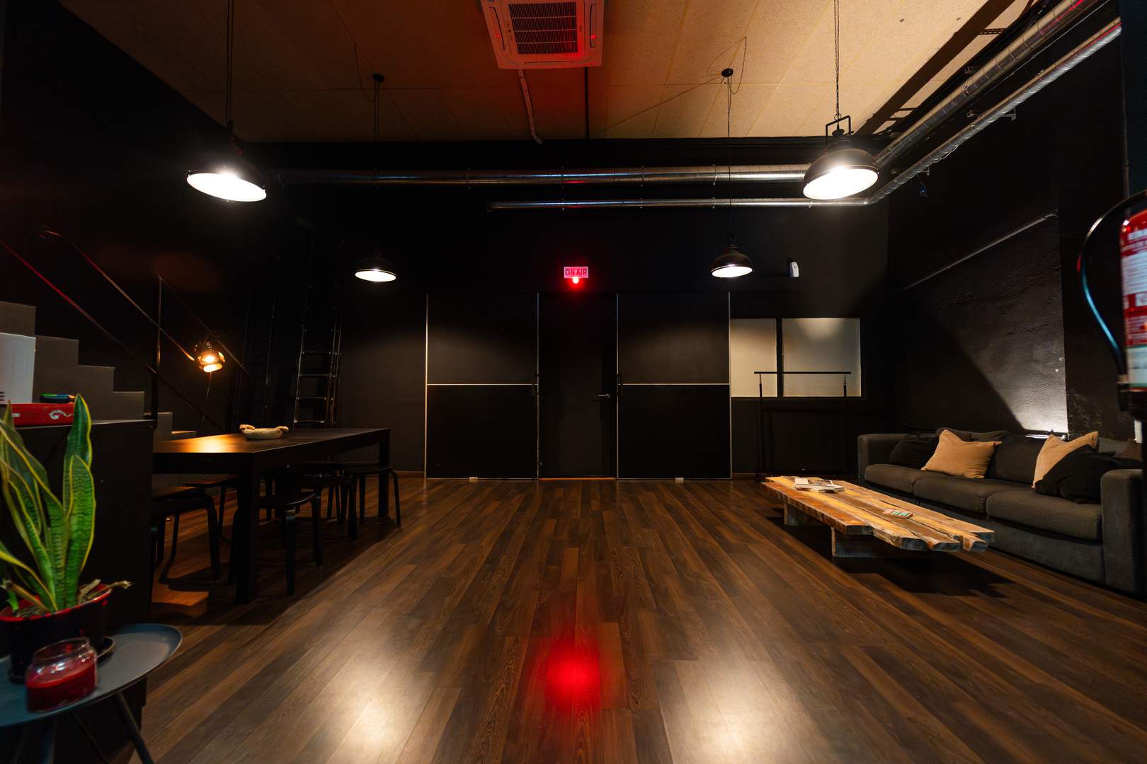 Alquila por horas Estudio audiovisual negro en Poblenou