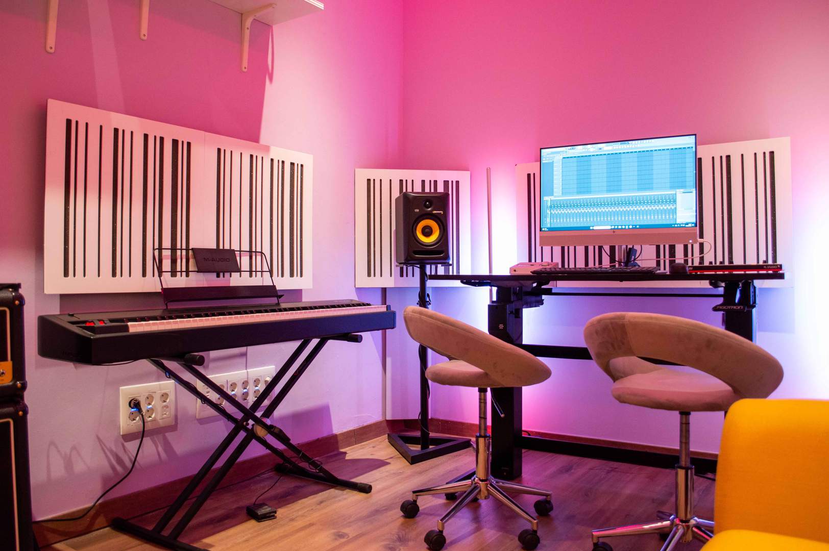 Alquila por horas Productora audiovisual con plató ciclorama, vestuarios, sala de reuniones