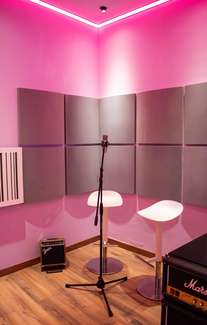 Alquila por horas Productora audiovisual con plató ciclorama, vestuarios, sala de reuniones