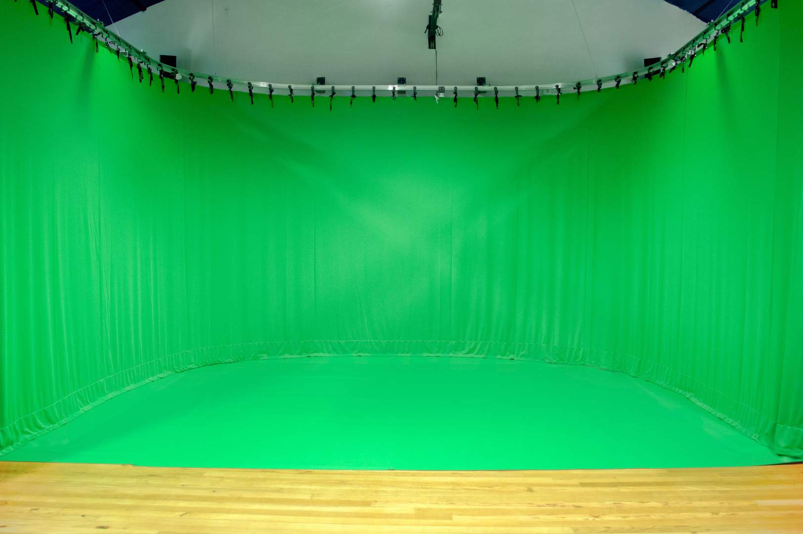 Alquila por horas Productora audiovisual con plató ciclorama, vestuarios, sala de reuniones