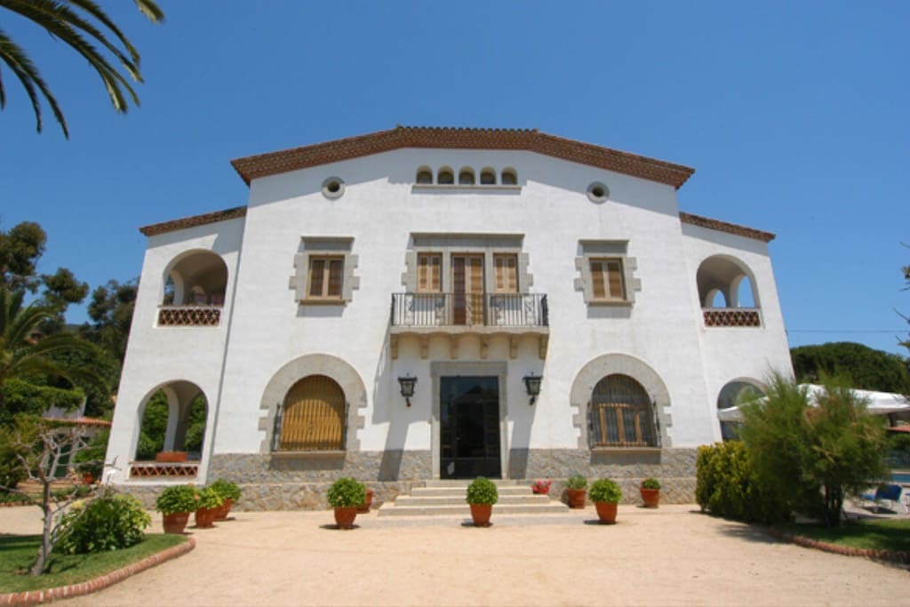 Alquila por horas Autentica masia con façada preciosa y jardín grande