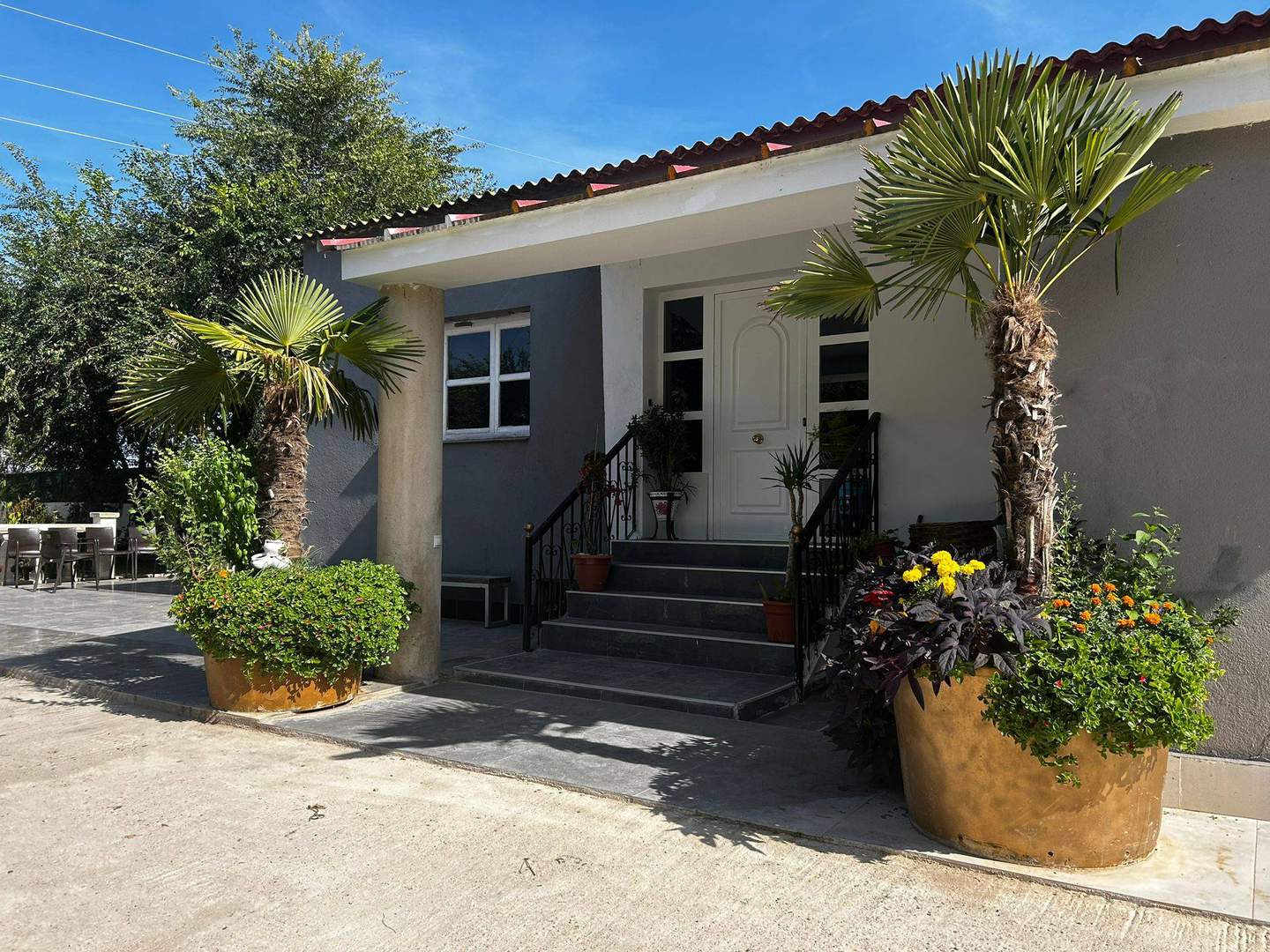 Alquila por horas Parcela con diferentes estancias y alojamientos, dos jardines.