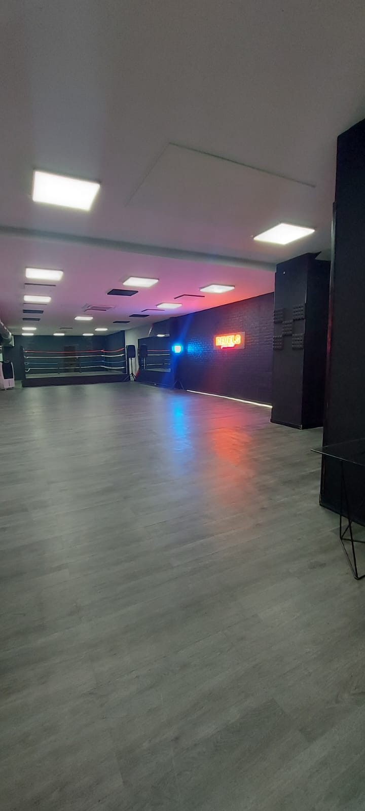 Alquila por horas Sala multidisciplinar con espejo y escenario  