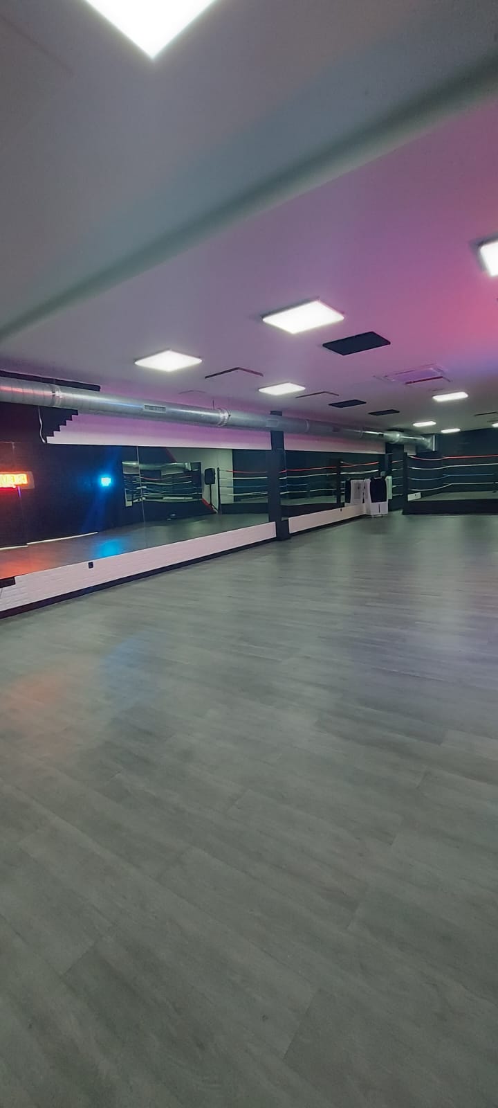 Alquila por horas Sala multidisciplinar con espejo y escenario  
