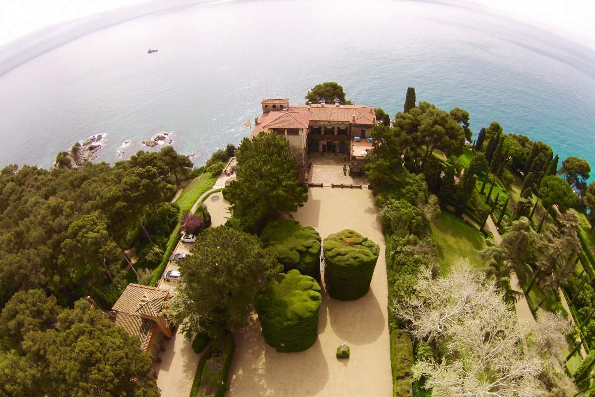 Alquila por horas Casa y jardín histórico delante del mar 