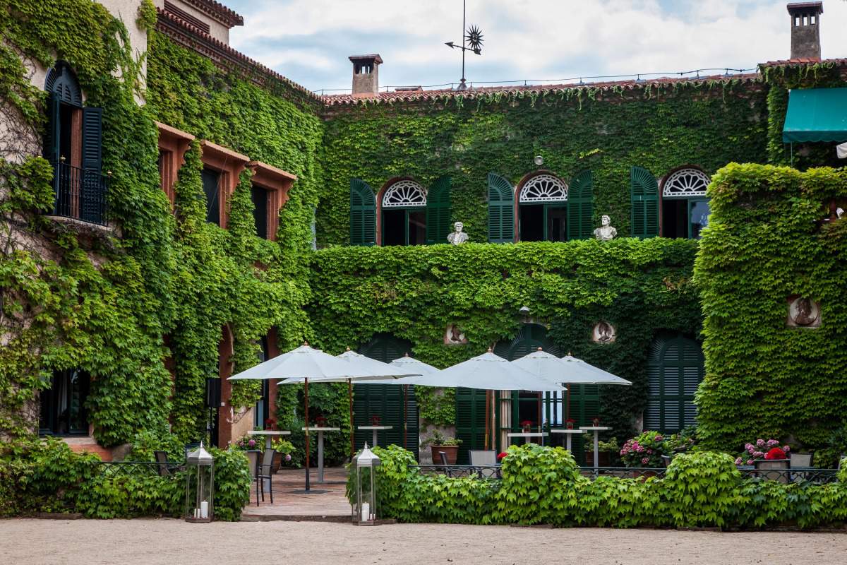 Alquila por horas Casa y jardín histórico delante del mar 