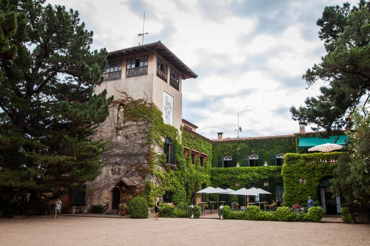 Alquila por horas Casa y jardín histórico delante del mar 