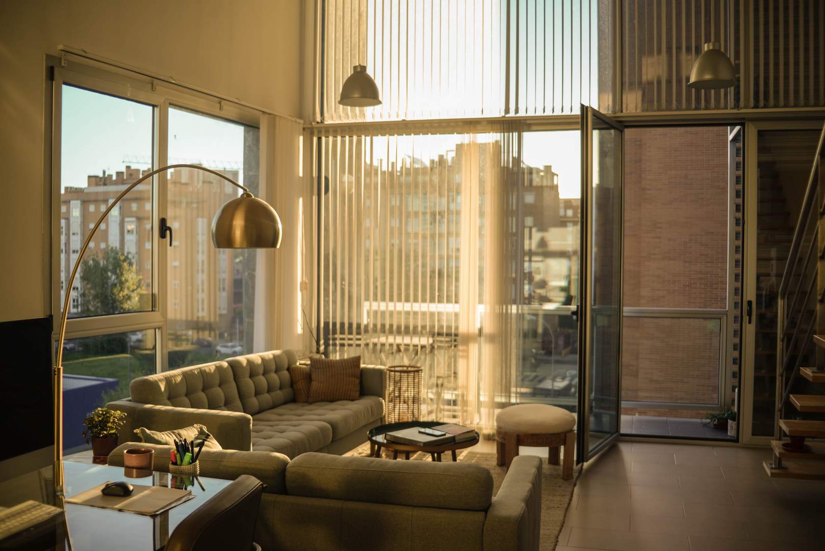 Alquila por horas Luminoso y amplio dúplex loft con grandes ventanales de 6 m de alto y terraza