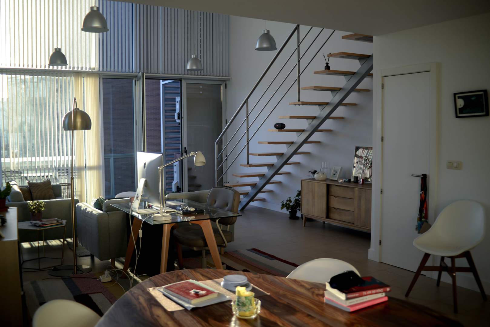 Alquila por horas Luminoso y amplio dúplex loft con grandes ventanales de 6 m de alto y terraza