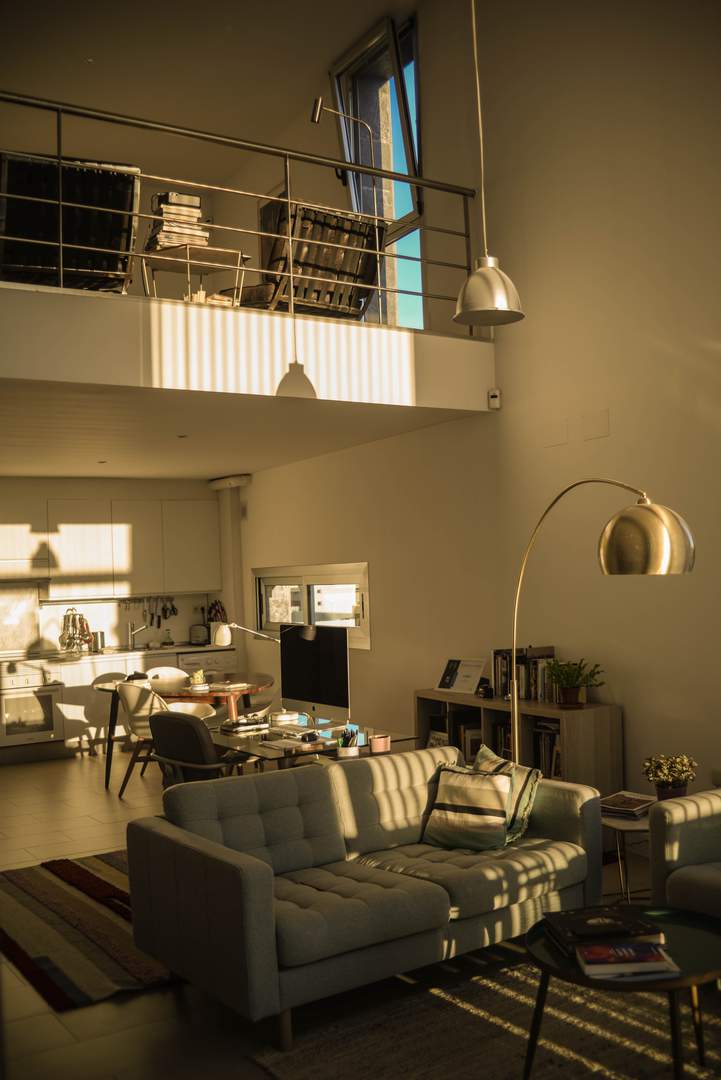 Alquila por horas Luminoso y amplio dúplex loft con grandes ventanales de 6 m de alto y terraza