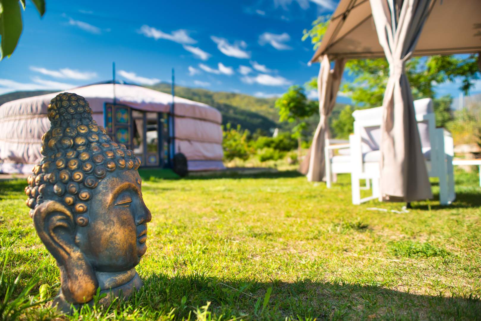 Alquila por horas Tres yurtas mongoles en jardín con playa piscina