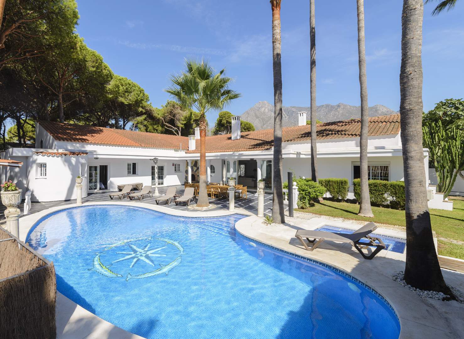 Alquila por horas Villa en el corazón de la Milla de Oro de Marbella con piscina y jacuzzi exterior