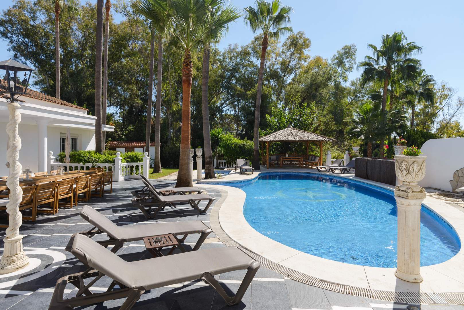 Alquila por horas Villa en el corazón de la Milla de Oro de Marbella con piscina y jacuzzi exterior