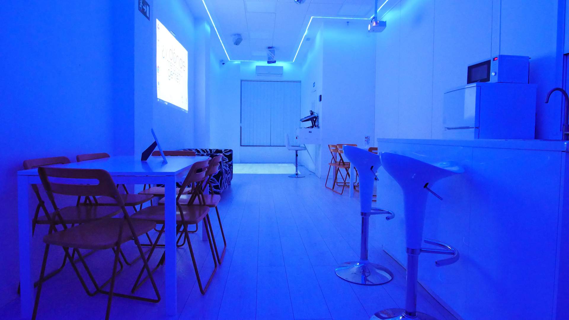 Alquila por horas Sala luminosa diáfana