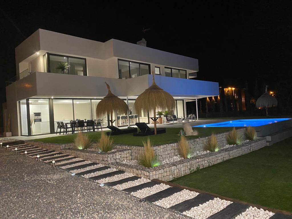 Alquila por horas Vivienda moderna con piscina infinity y amplio jardín 