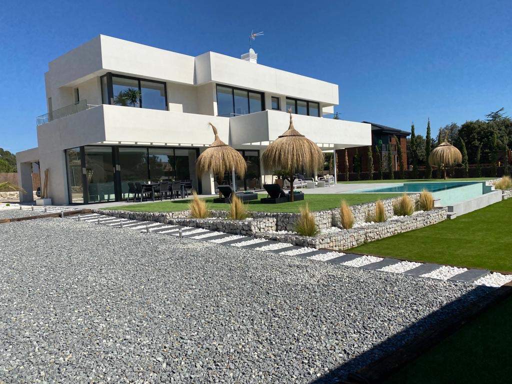 Alquila por horas Vivienda moderna con piscina infinity y amplio jardín 