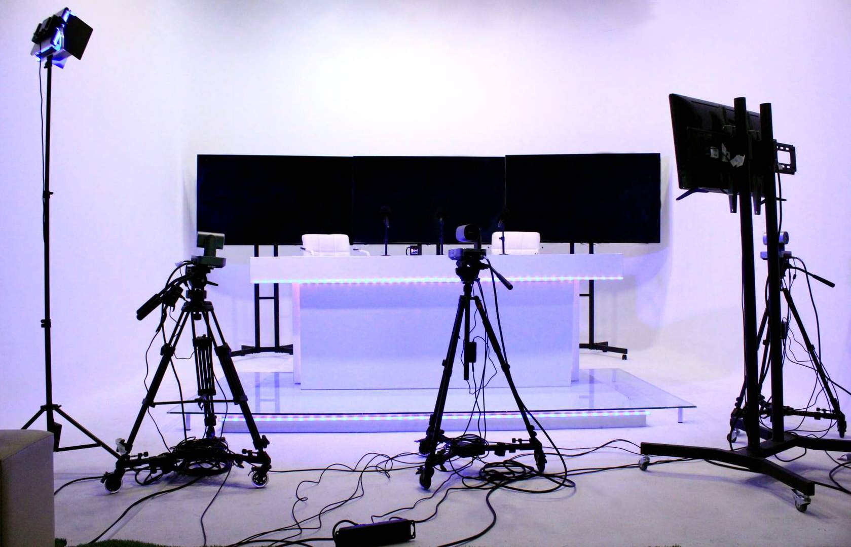 Alquila por horas ESTUDIO CON PLATÓS DE GRABACIÓN Y SALA DE REALIZACIÓN