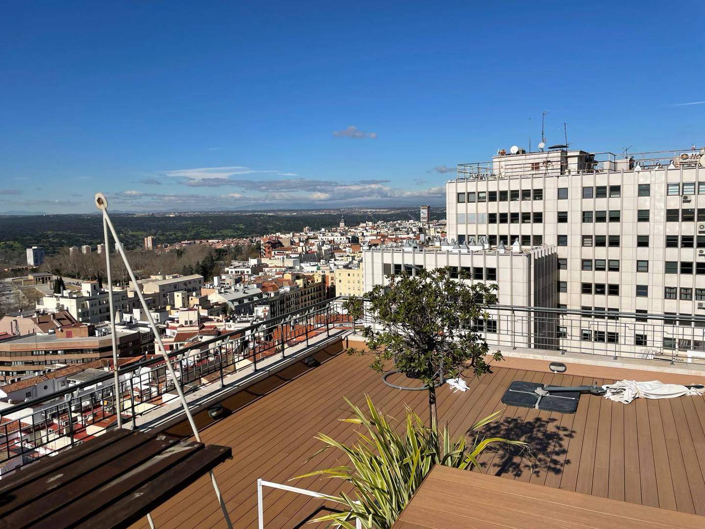 Alquila por horas Terraza panorámica de 100m2 y piscina privada en el edificio La Torre de Madrid