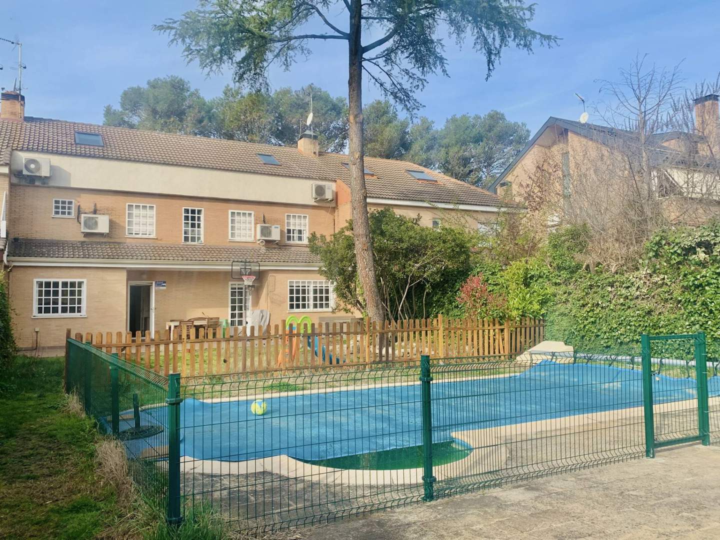 Alquila por horas CASA LUMINOSA CON BUHARDILLA, JARDíN Y PISCINA