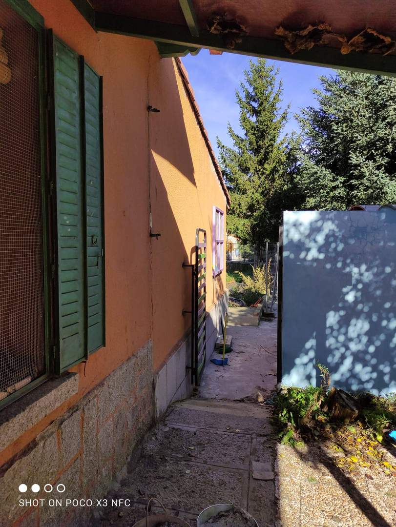 Alquila por horas Patio de unos 60m2 con porche y con un enorme peral