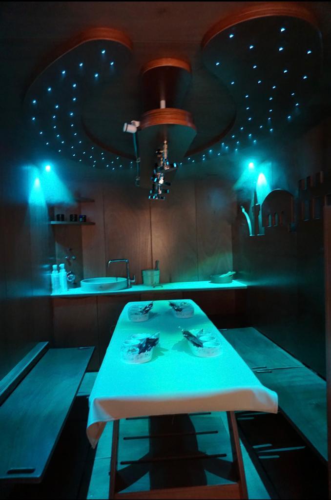 Alquila por horas Clínica WELLNESS con  Piscinas Iluminadas y Saunas de imagen oriental