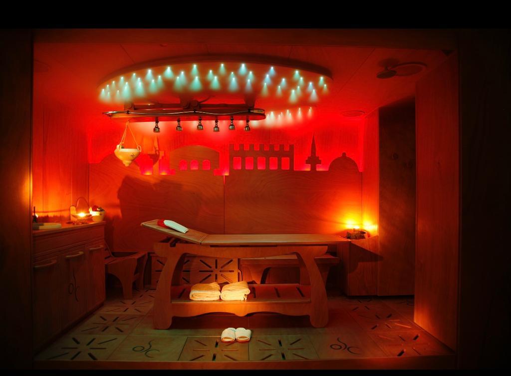 Alquila por horas Clínica WELLNESS con  Piscinas Iluminadas y Saunas de imagen oriental