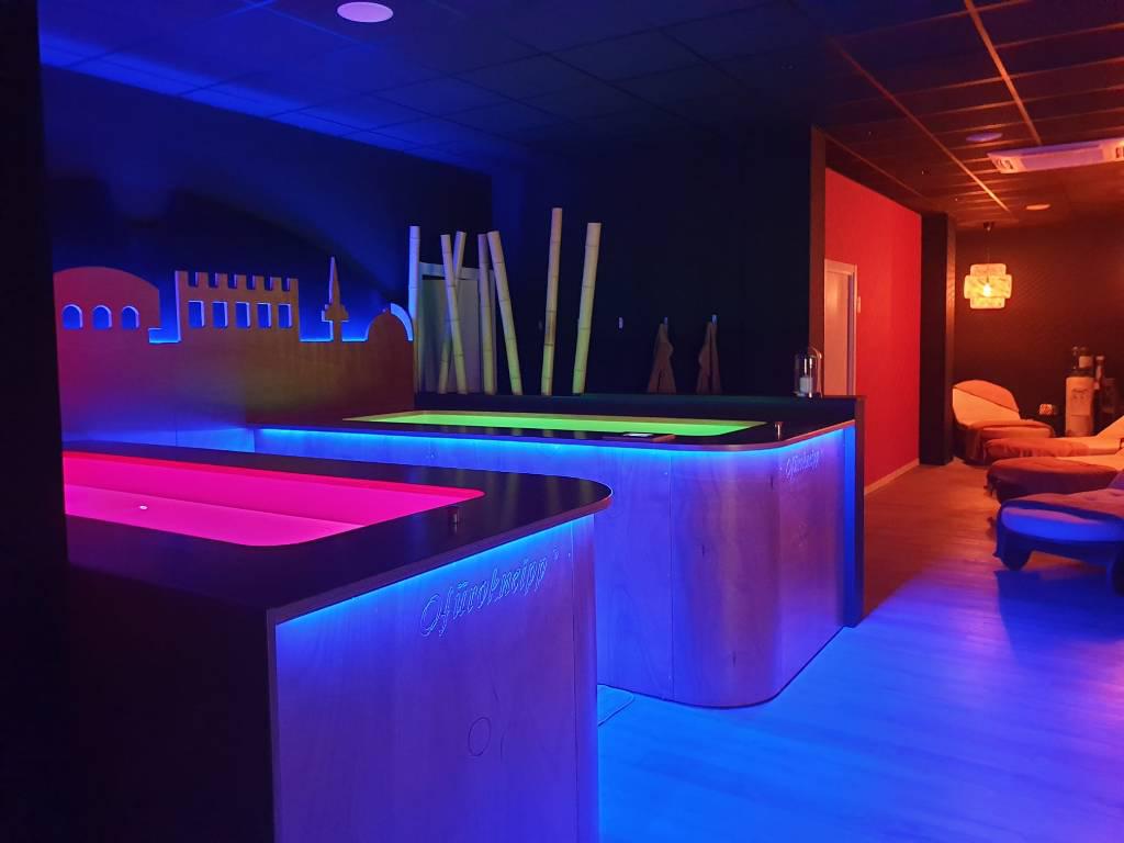 Alquila por horas Clínica WELLNESS con  Piscinas Iluminadas y Saunas de imagen oriental