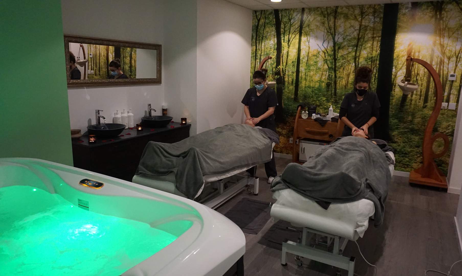 Alquila por horas Clínica WELLNESS con  Piscinas Iluminadas y Saunas de imagen oriental