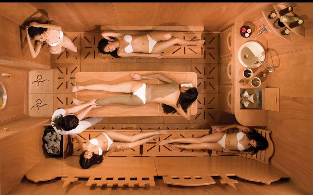 Alquila por horas Clínica WELLNESS con  Piscinas Iluminadas y Saunas de imagen oriental