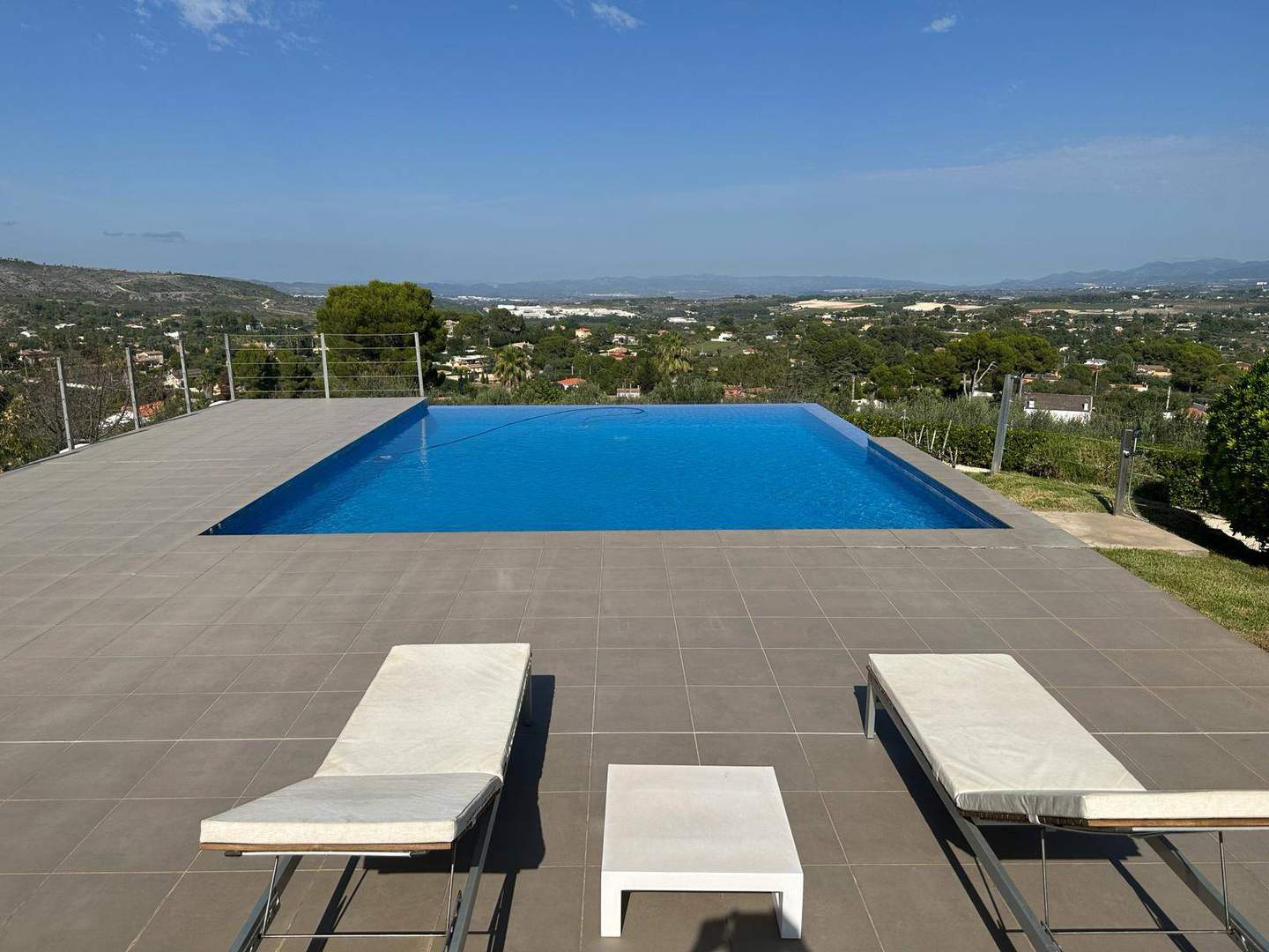 Alquila por horas Vivienda unifamiliar moderna con impresionanes vistas