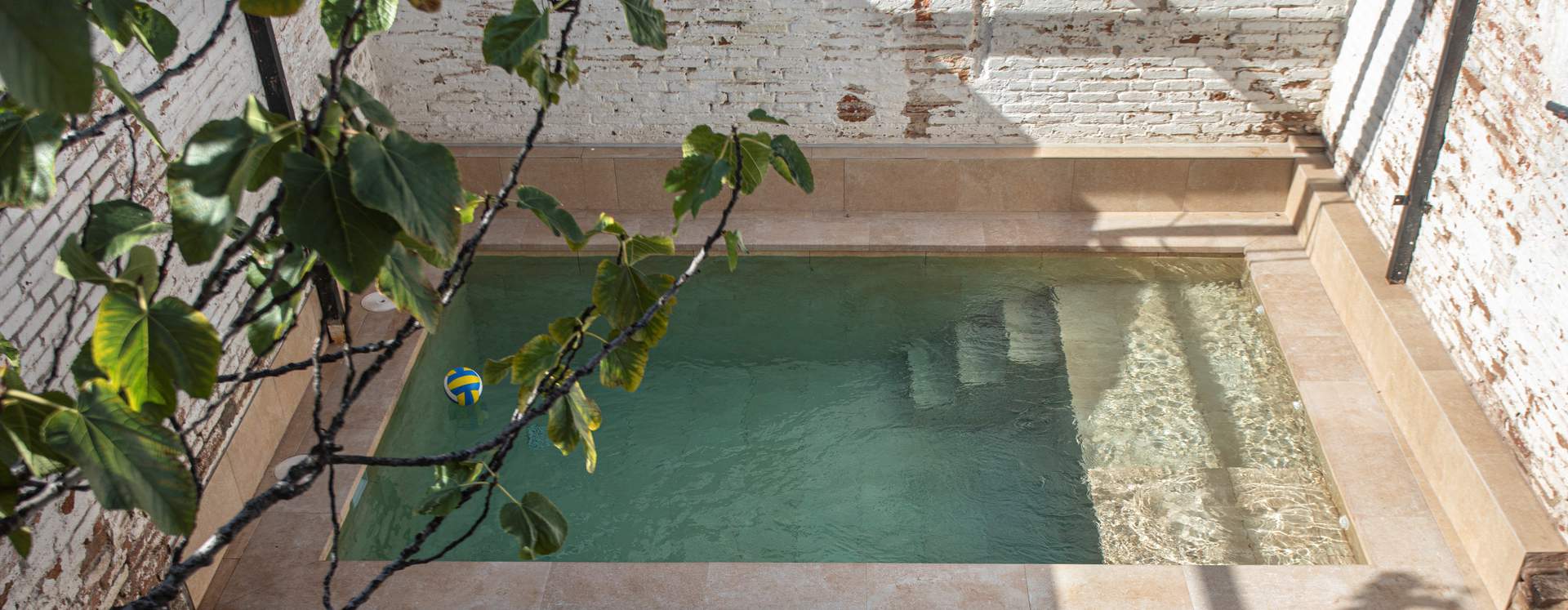 Alquila por horas Encantadora casita con patio y piscina en medio de Madrid
