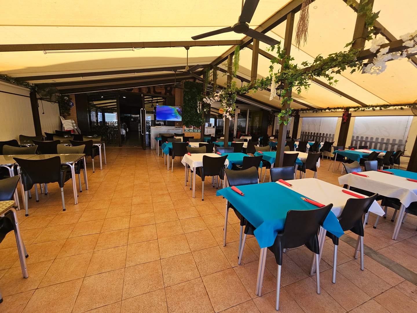 Alquila por horas Restaurante con amplia terraza y salón