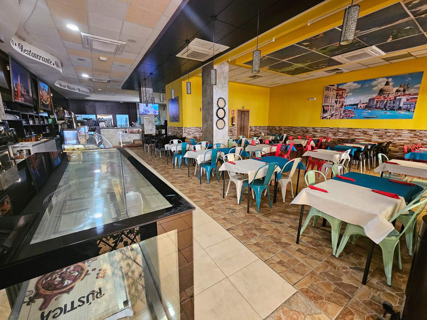 Alquila por horas Restaurante con amplia terraza y salón