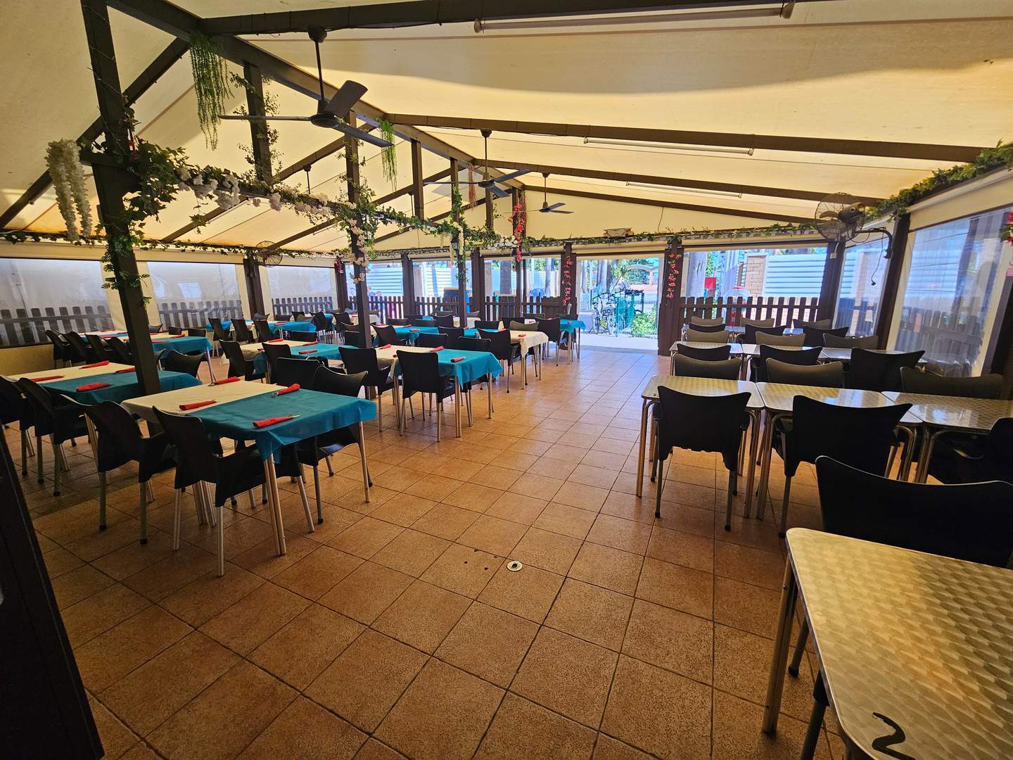 Alquila por horas Restaurante con amplia terraza y salón