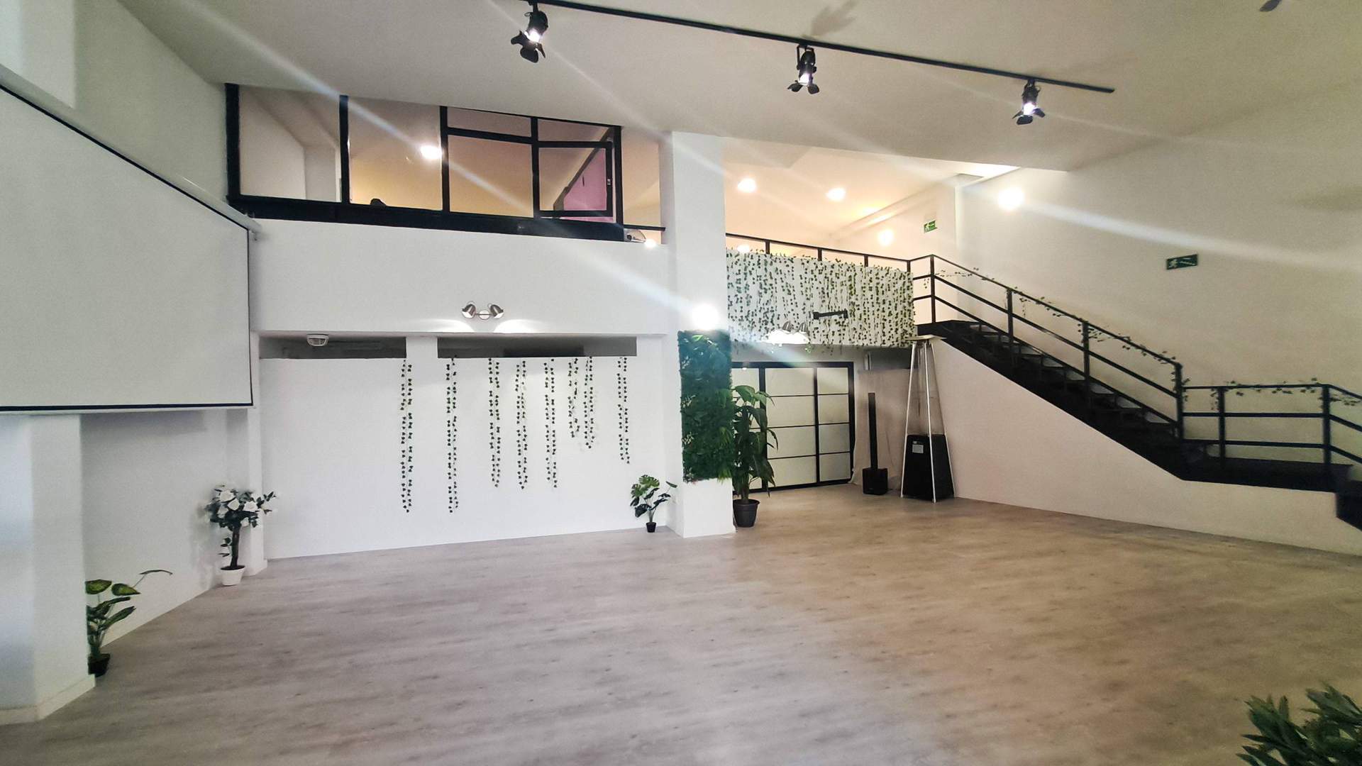 Alquila por horas Nave de 2 plantas en Embajadores