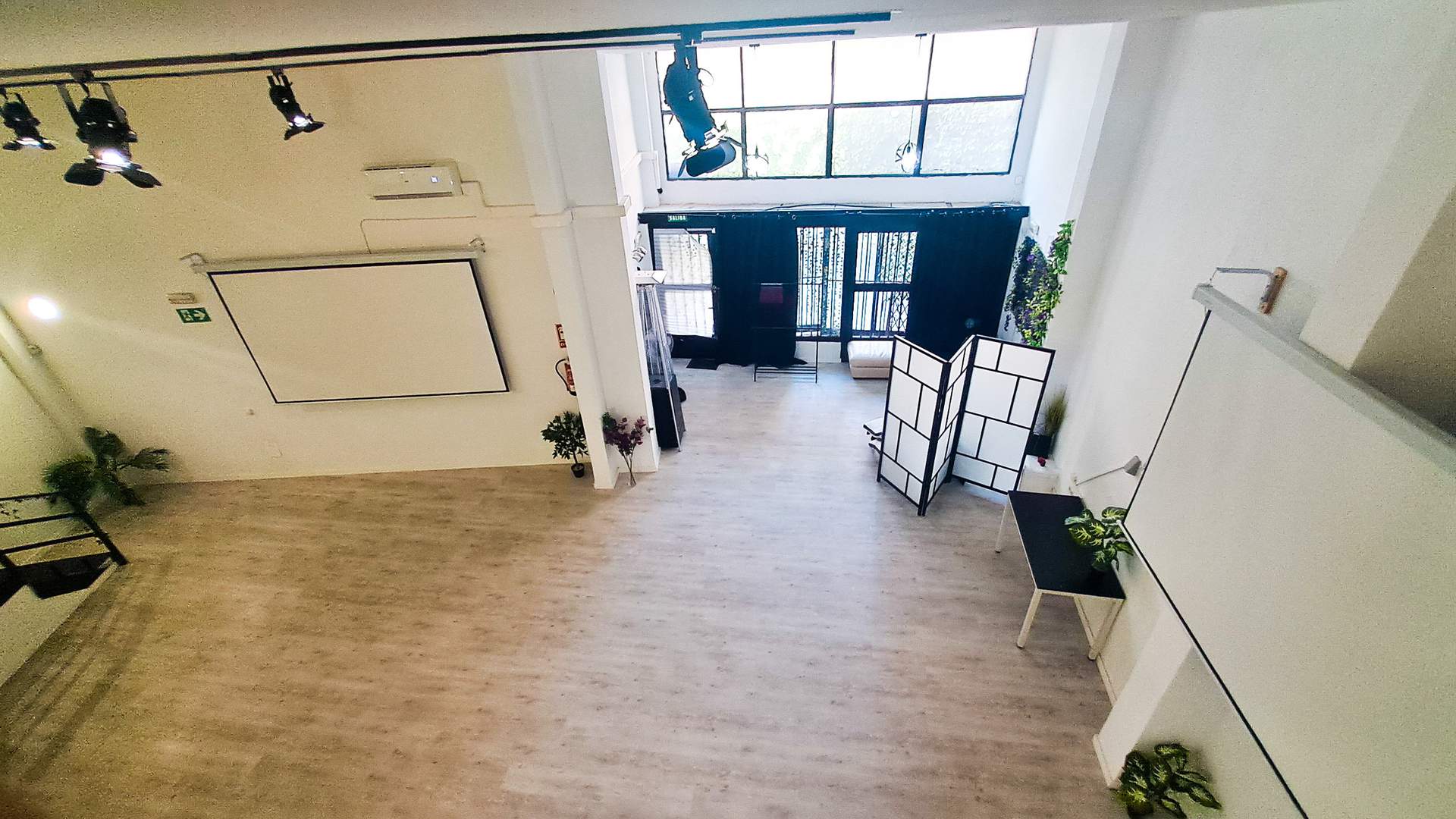 Alquila por horas Nave de 2 plantas en Embajadores