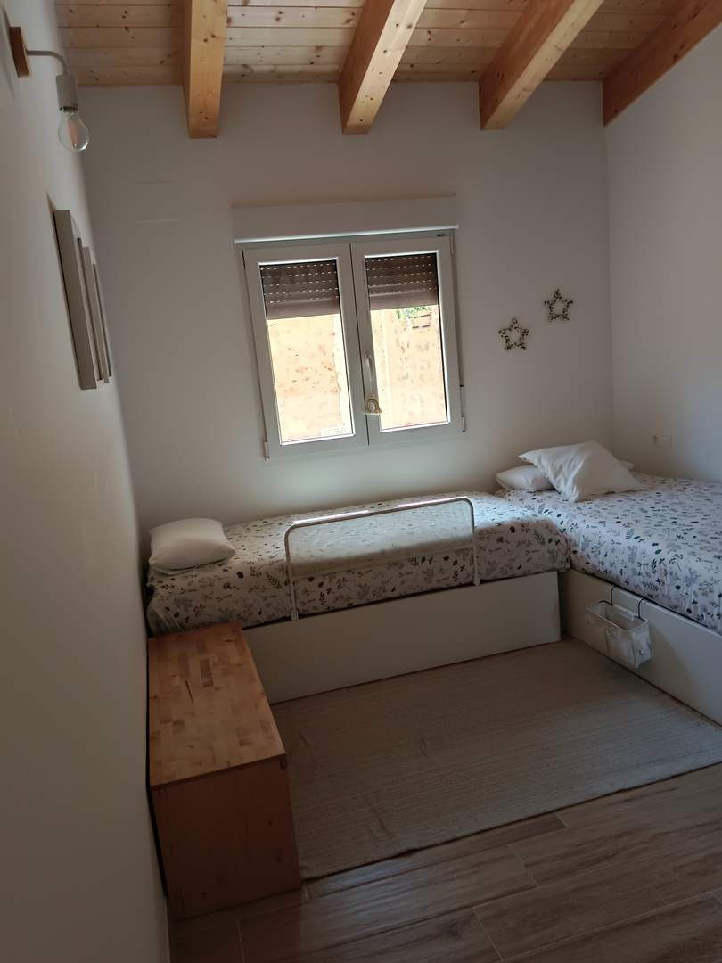 Alquila por horas Vivienda unifamiliar de estilo nordico y moderno con terraza exterior y bodega propia.