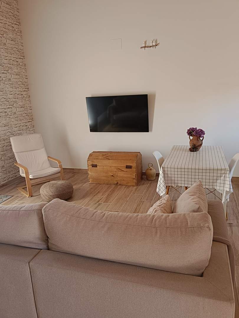 Alquila por horas Vivienda unifamiliar de estilo nordico y moderno con terraza exterior y bodega propia.