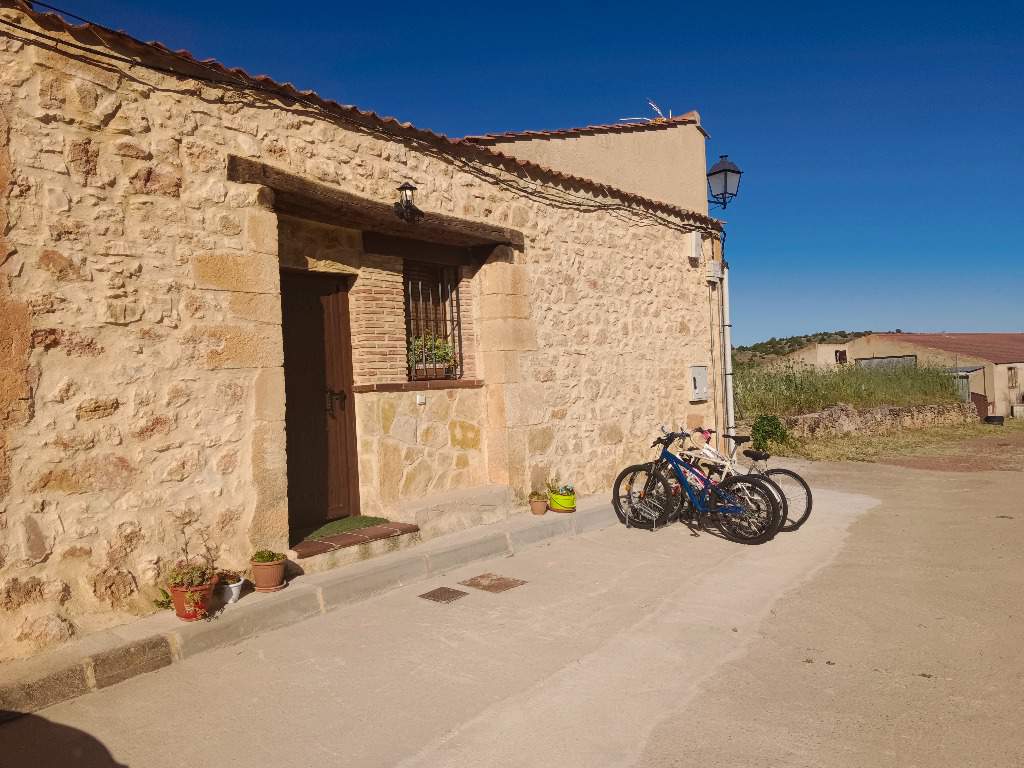 Alquila por horas Vivienda unifamiliar de estilo nordico y moderno con terraza exterior y bodega propia.