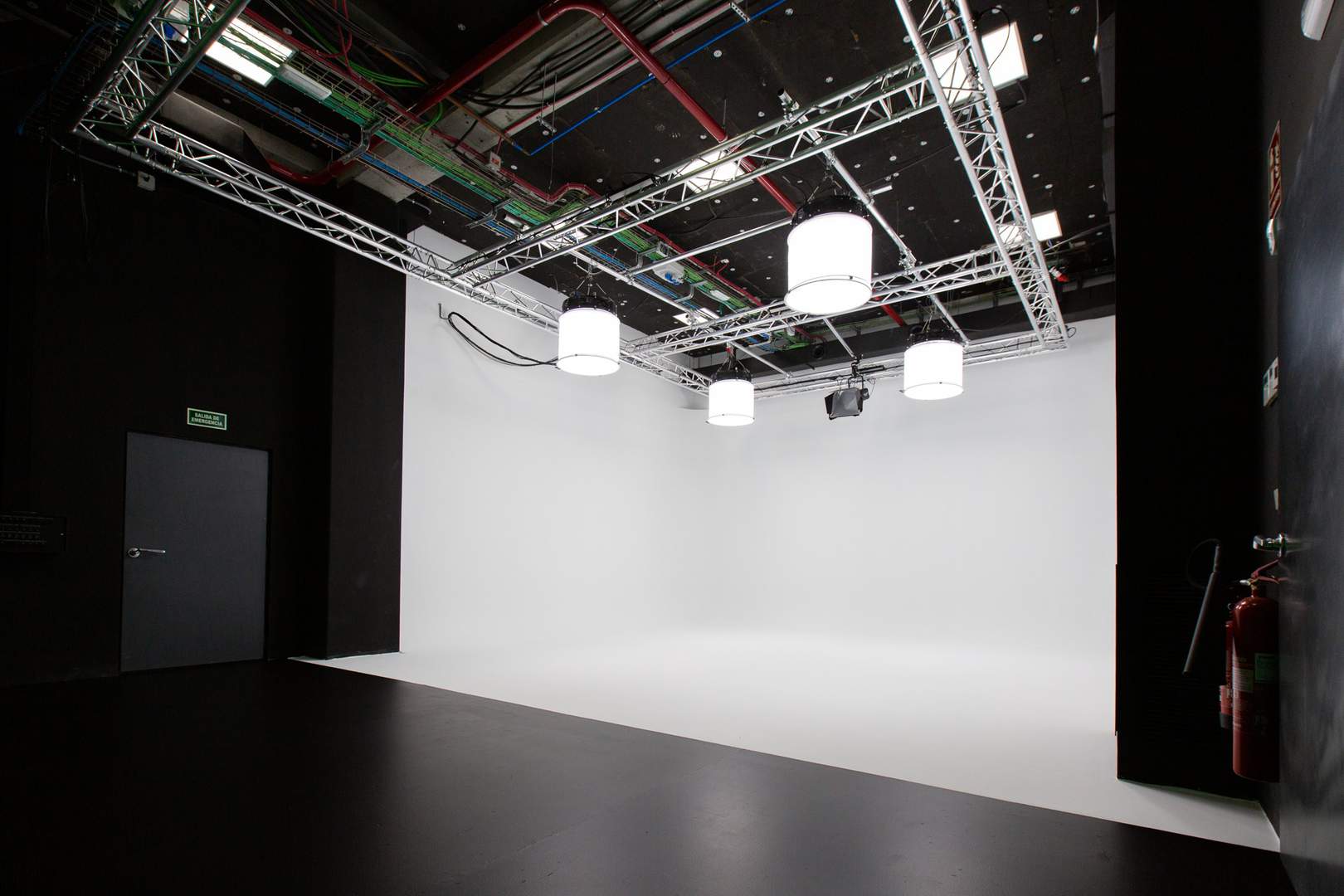 Alquila por horas Plató Audiovisual 80m2 con ciclorama verde y fondos cortina blanco y negro (con suelos vinílcos)