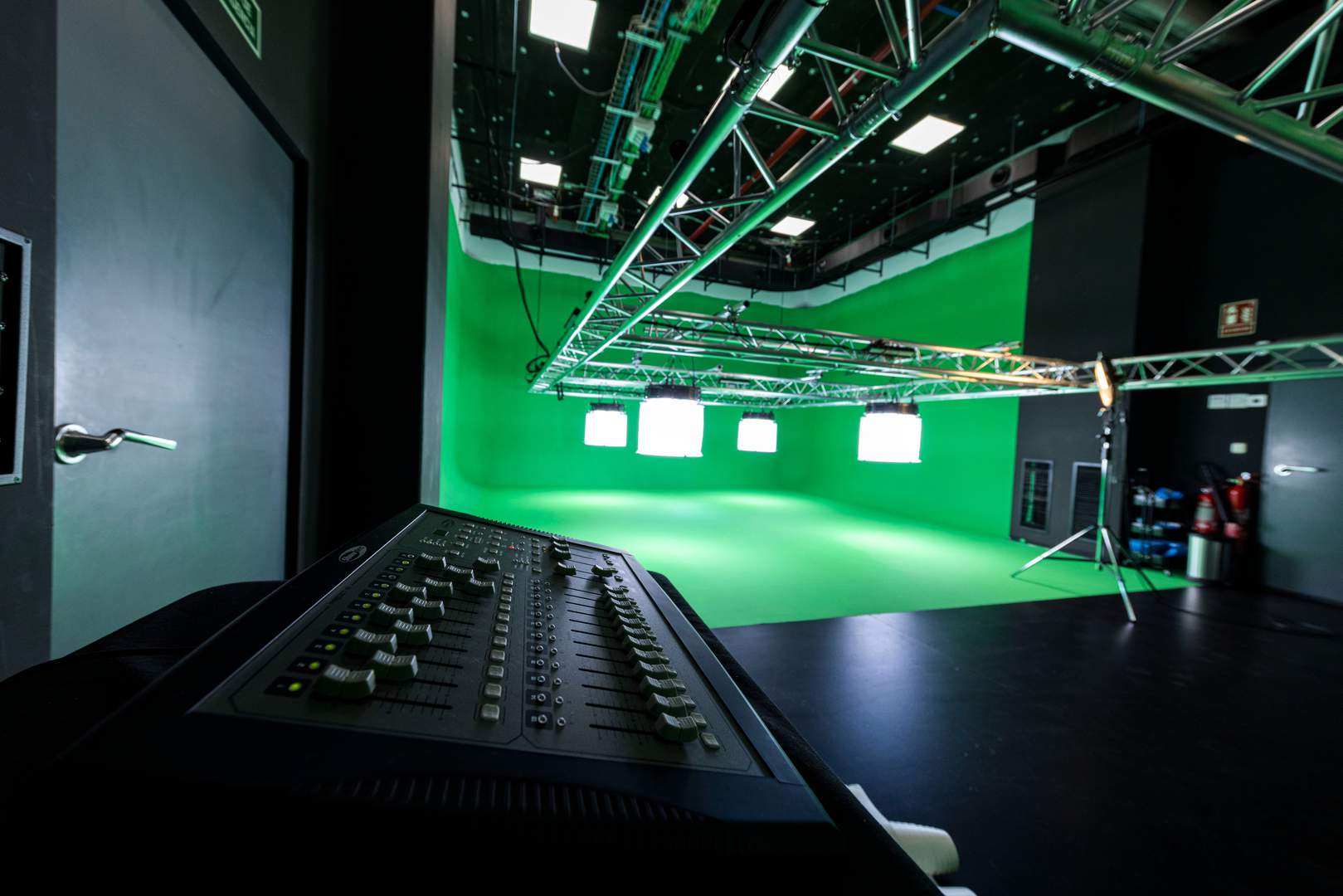 Alquila por horas Plató Audiovisual 80m2 con ciclorama verde y fondos cortina blanco y negro (con suelos vinílcos)