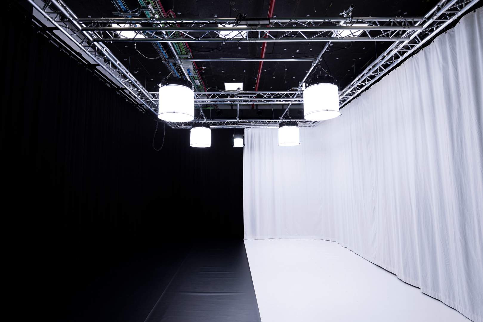 Alquila por horas Plató Audiovisual 80m2 con ciclorama verde y fondos cortina blanco y negro (con suelos vinílcos)