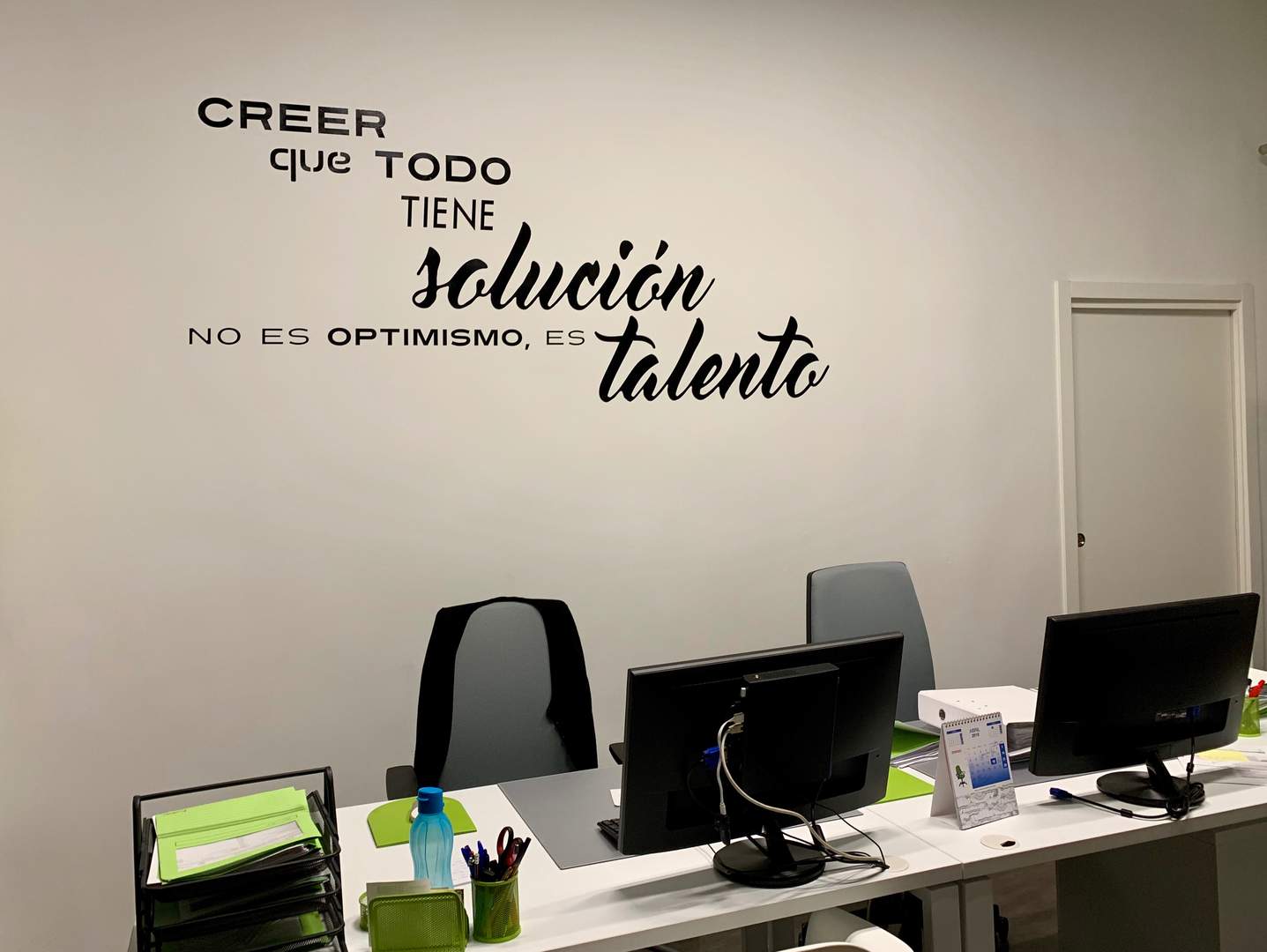 Alquila por horas Oficina con despachos y mesas para compartir
