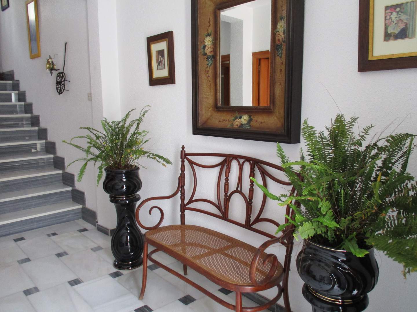 Alquila por horas Casa rústica con un patio de piedra