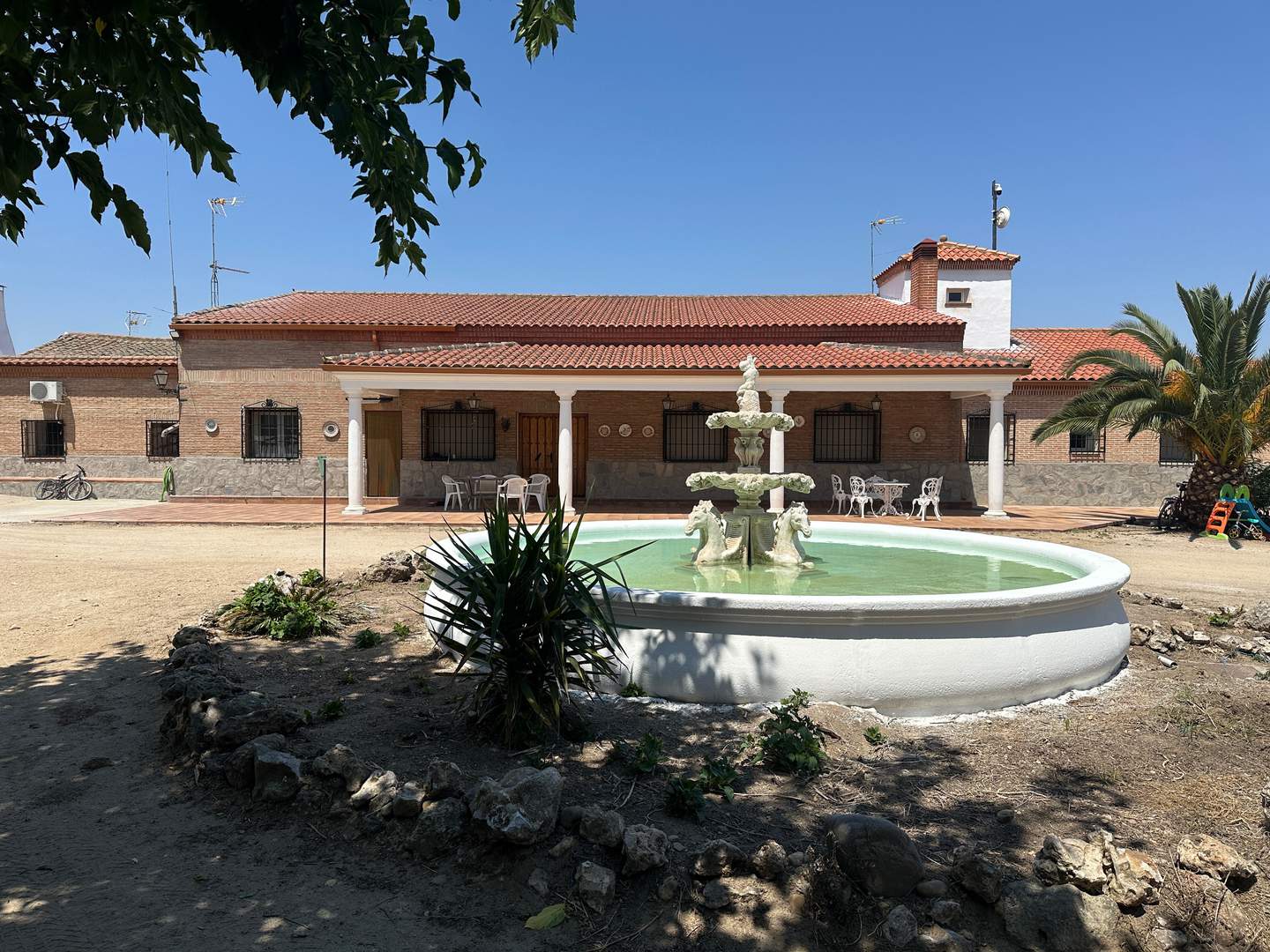 Alquila por horas Finca rústica con casa, naves, pistachos, almendros, cereal