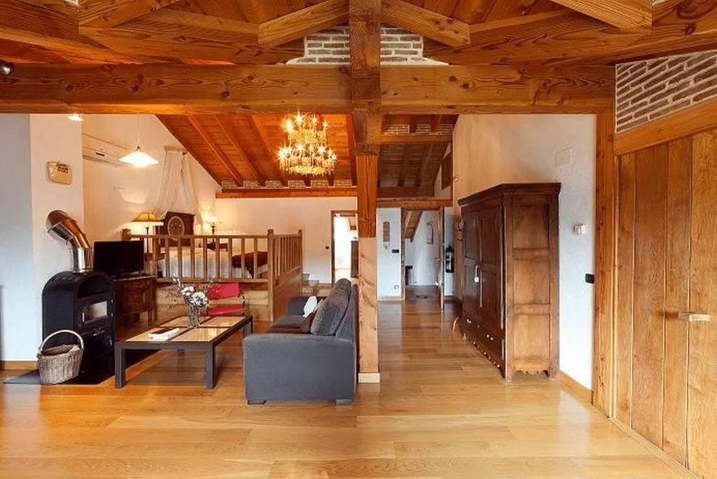 Alquila por horas Sabai de madera