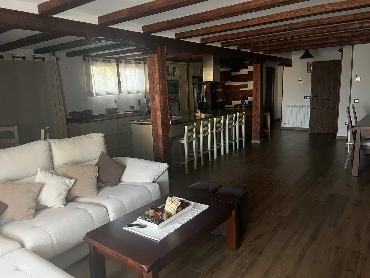 Alquila por horas Casa unifamiliar moderna con toque rústico