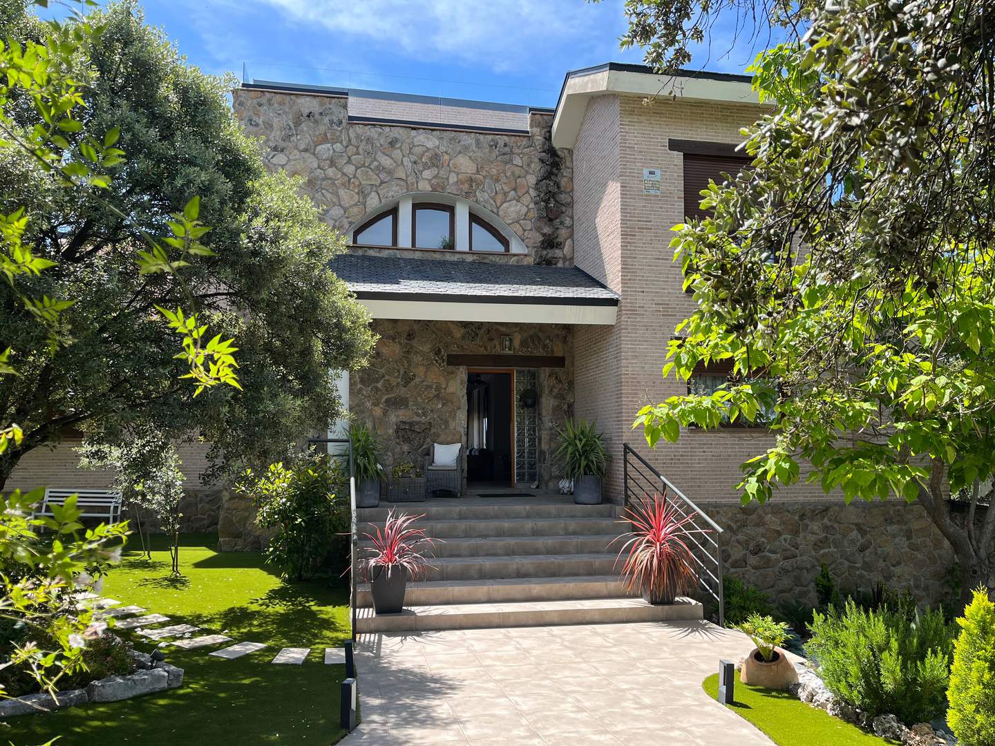 Alquila por horas Casa unifamiliar moderna con toque rústico