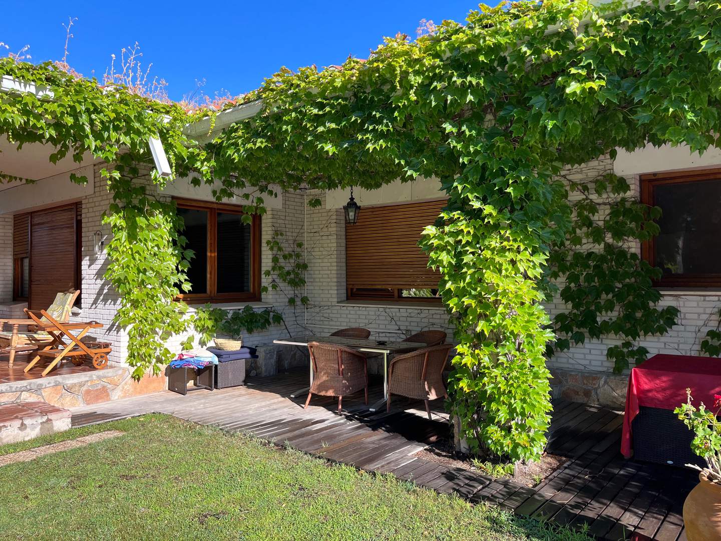 Alquila por horas Chalet unifamiliar con amplio jardín y piscina muy cerca de Madrid 